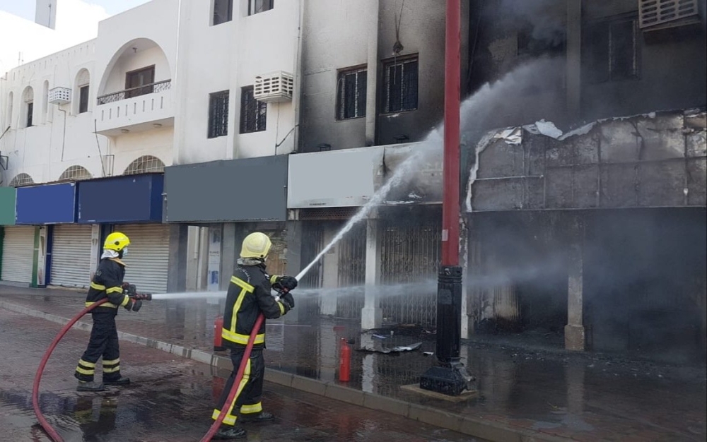 فرق الإطفاء تتمكن من إخماد الحريق في المحل التجاري بالسيب