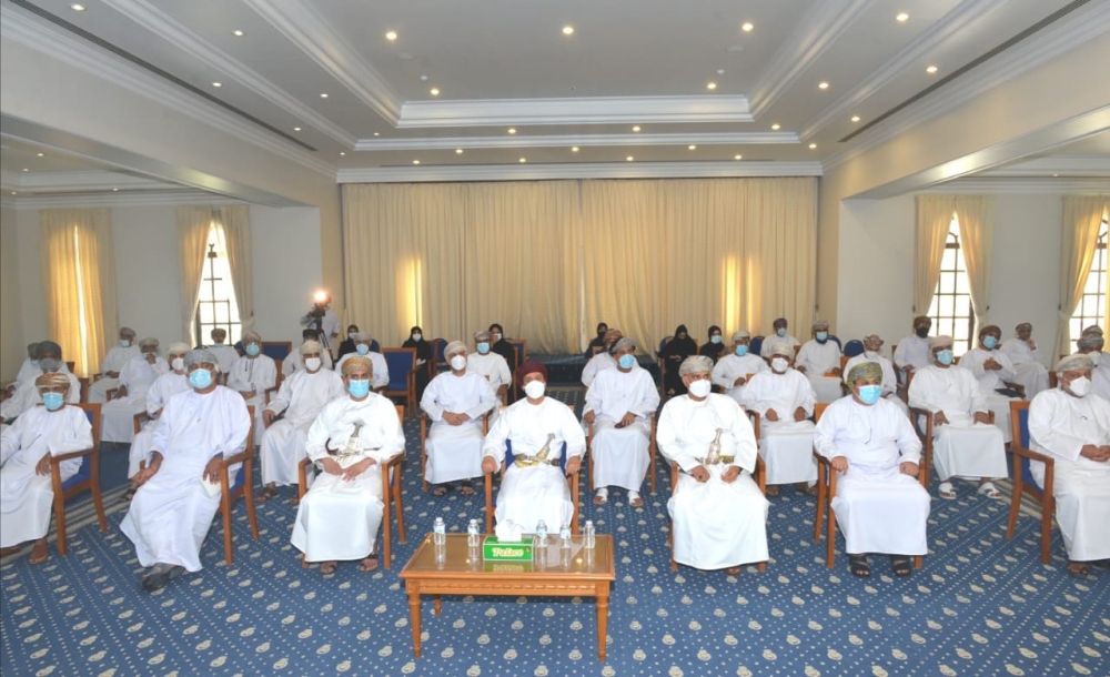  محافظ مسقط وعدد من الحضور اثناء حلقة العمل 