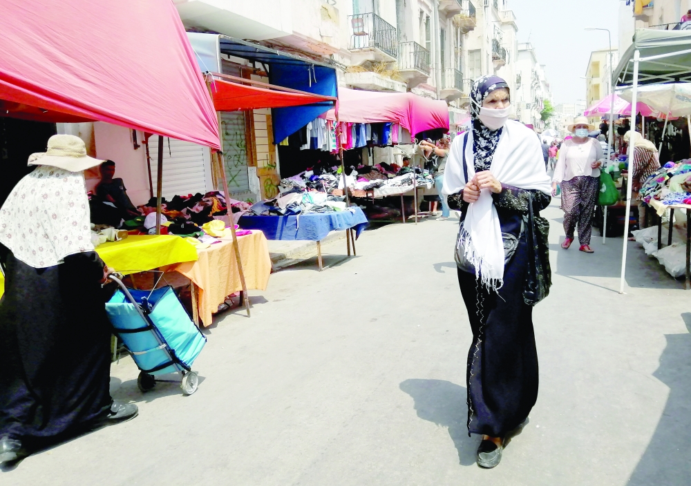 نساء يسرن في سوق سيدي بحري في تونس العاصمة .رويترز