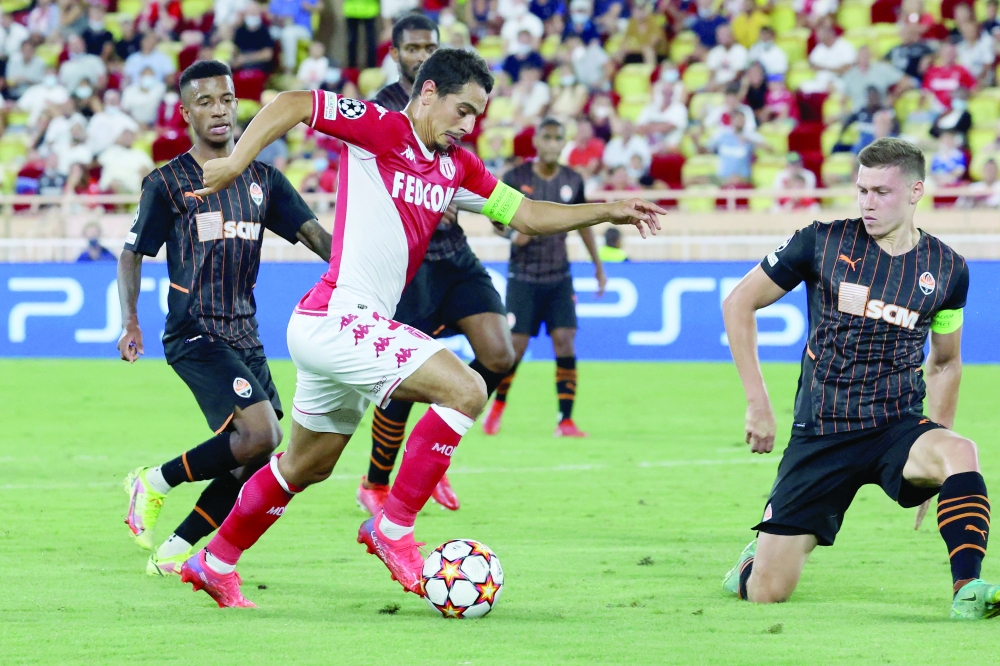 تنافس على الكرة بين لاعب موناكو وسام بن يدر ومدافع شاختار دونيتسك ميكولا ماتفينكو