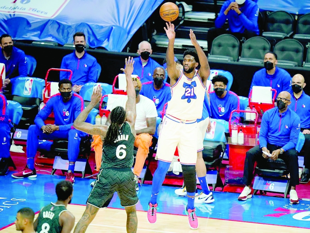 جويل إمبيد في احدى لقاءات دوري السلة