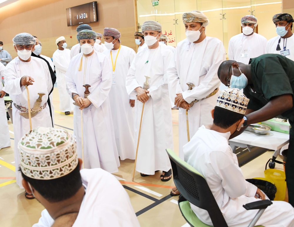 من زيارة اللجنة العليا لمركز التحصين ضد (كوفيد-19) بمحافظة ظفار