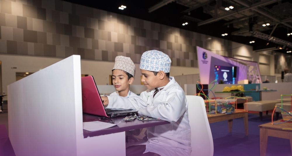 أطفال في ركن القرية الهندسية في جناح عمان الرقمية بمعرض كومكس في عام 2018 