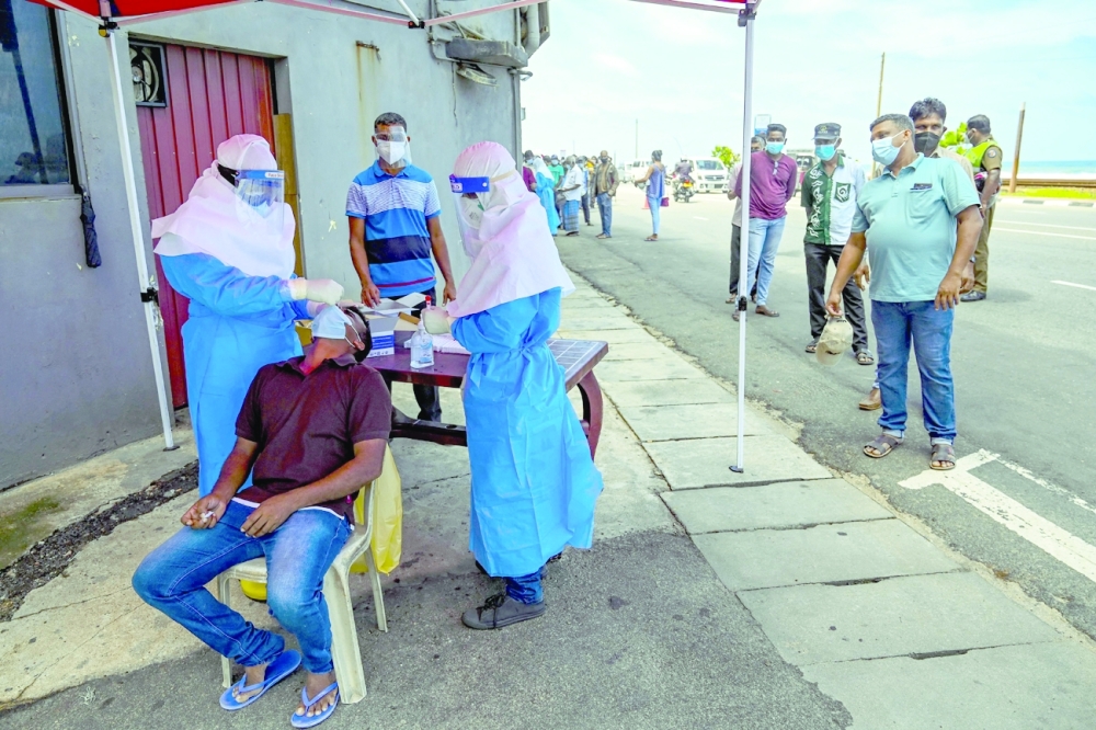 تواصل تفشي متحورة دلتا حول العالم، الصورة من مدينة كولمبو في سريلانكا، حيث عمليات الفحص ضد فيروس كورونا. ا ف ب