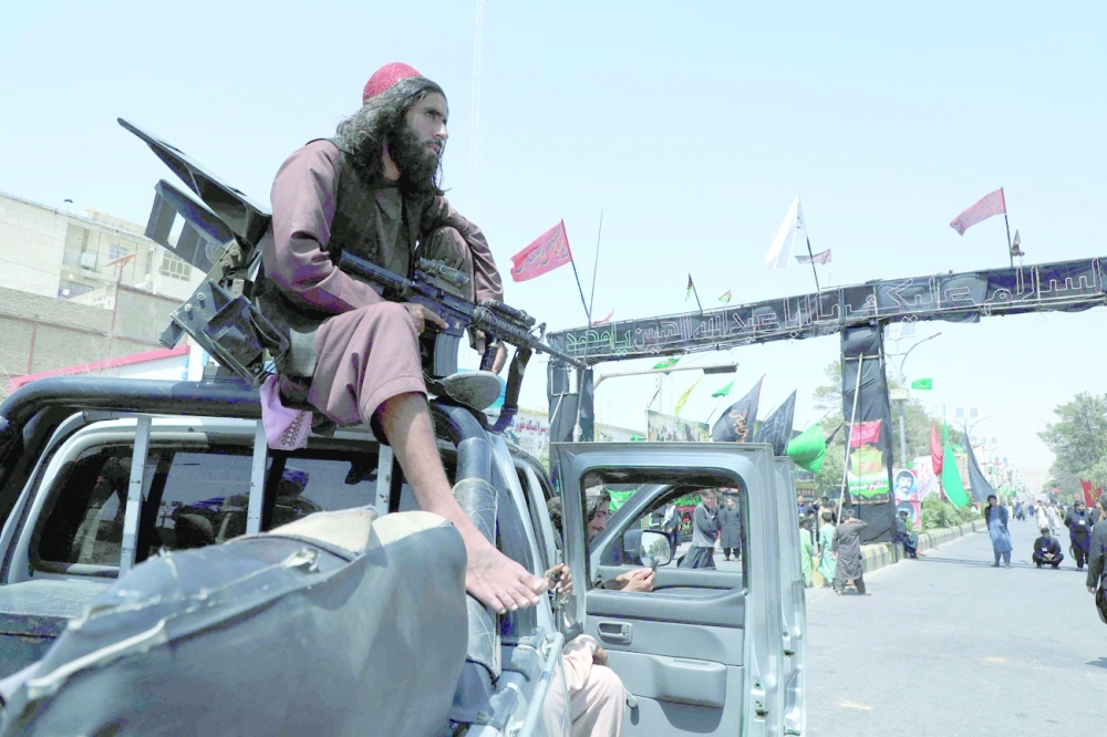 مقاتلو طالبان يأمنون موكب عاشوراء الذي أقيم في مدينة هرات، غرب افغانستان، امس.  ا ف ب