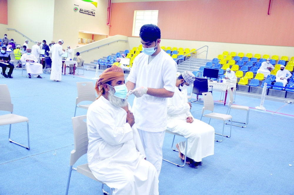 أحد الأهالي بعبري يأخذ التطعيم