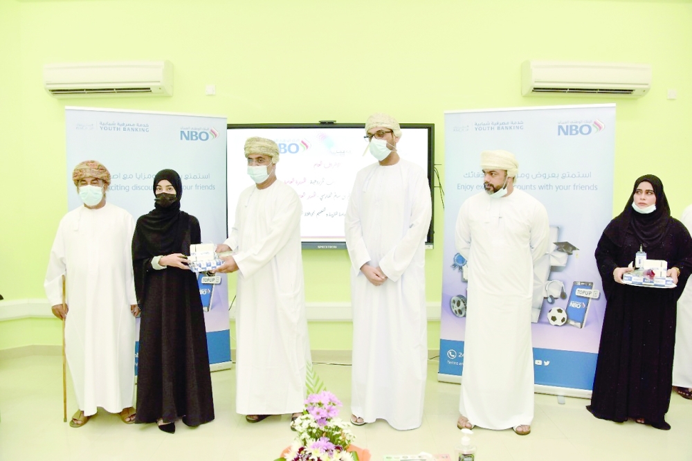 تكريم طالبة متفوقة بمحافظة الظاهرة 