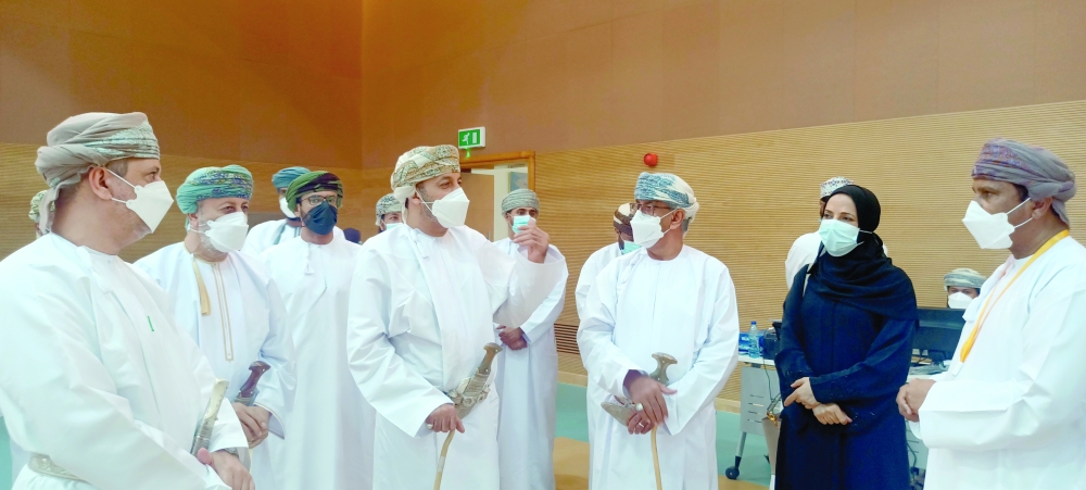 أعضاء اللجنة العليا يطلعون على سير إجراءات التطعيم في محافظة ظفار  "العمانية"