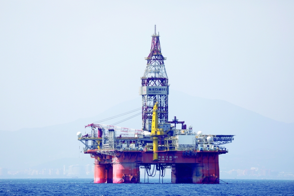 منصة نفط  تديرها شركة (CNOOC) الصينية في البحر قبالة مقاطعة هاينان الواقعة في أقصى جنوب الصين. رويترز