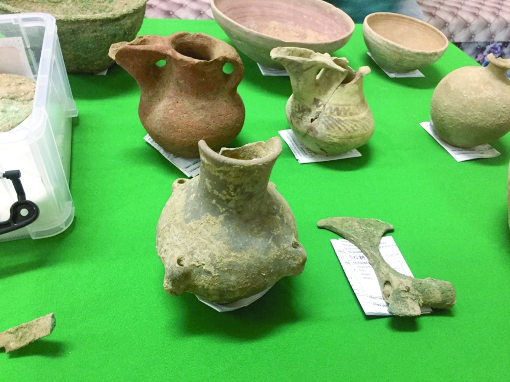 أوان فخارية من الفخار الأحمر وفأس