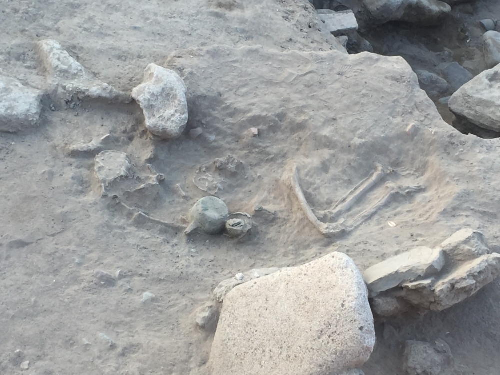 جثة مع أغراضه الشخصية في لحد المدافن