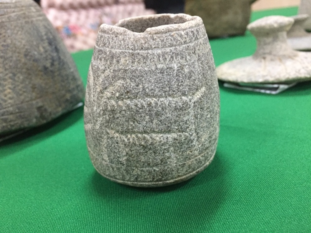 وعاء من حجر صابوني منقوش عليه ماعز