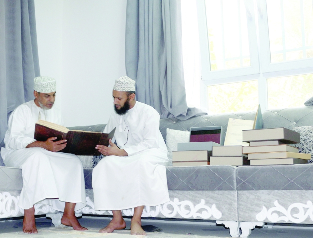 السيفي يشرح بمراسل عمان أهمية التوثيق في النسخ القديمة