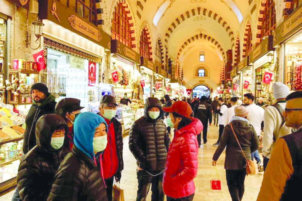 سياح يتجولون في السوق