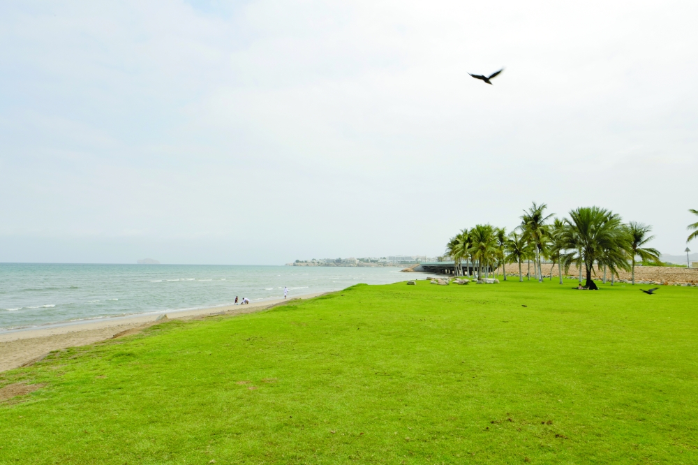 مشهد من شواطئ مسقط التي شهدت أجواء معتدلة مع تدفق للسحب صباح أمس 
تصوير ـ هدى البحرية
تصوير ـ هدى البحرية