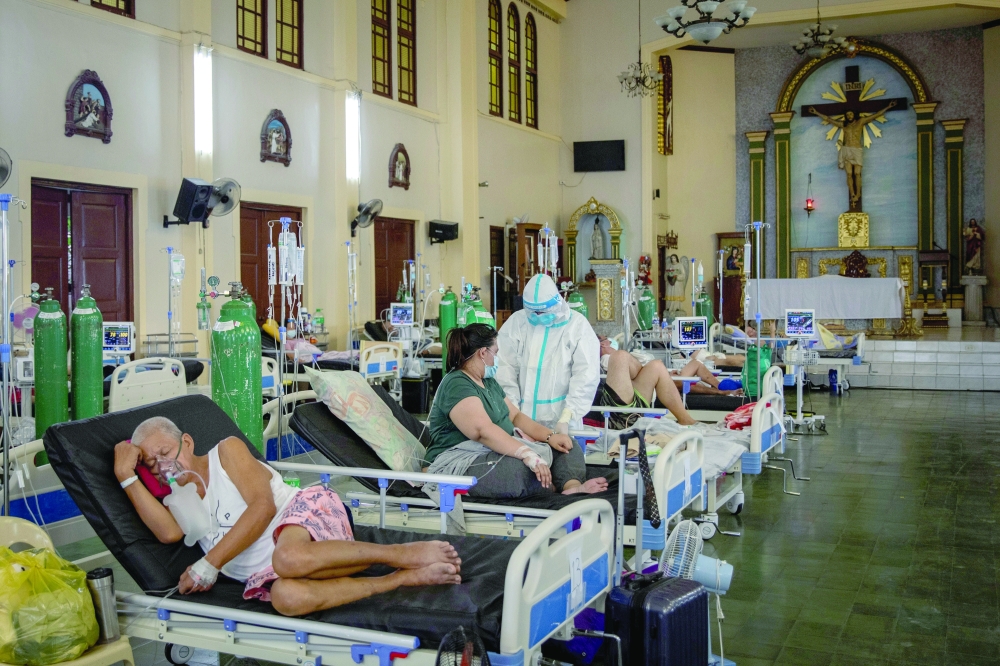 امتلاء المستشفيات في الفلبين بمرضى كوفيد.  رويترز