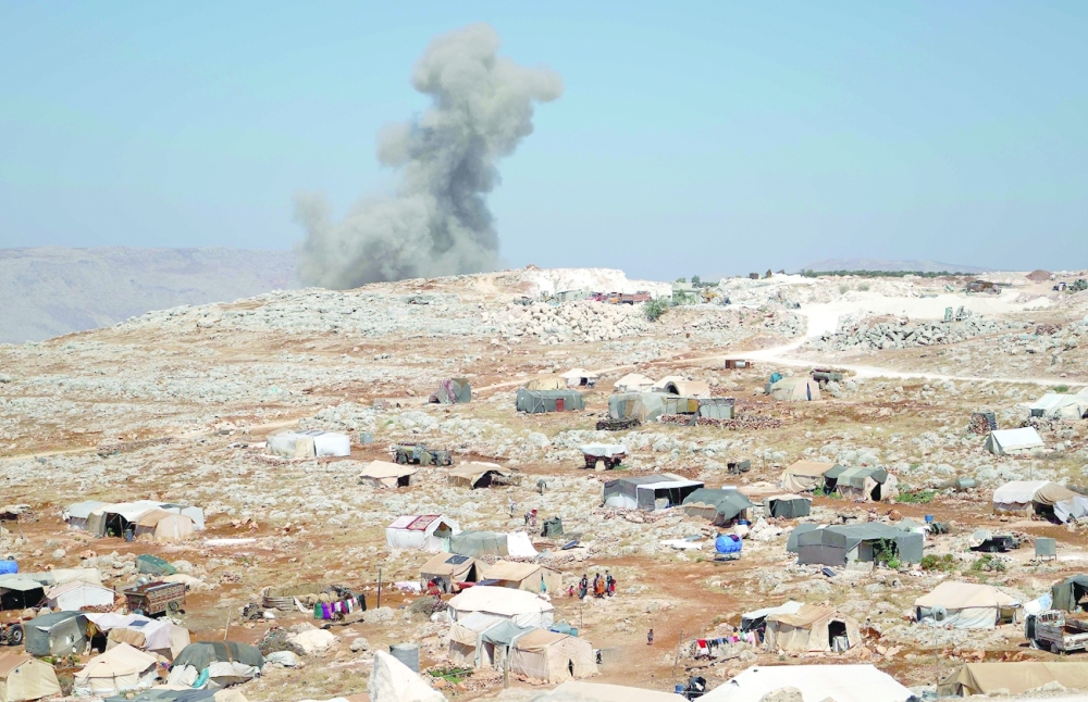 دخان يتصاعد، خلال غارات جوية شمال مدينة إدلب.    ا ف ب