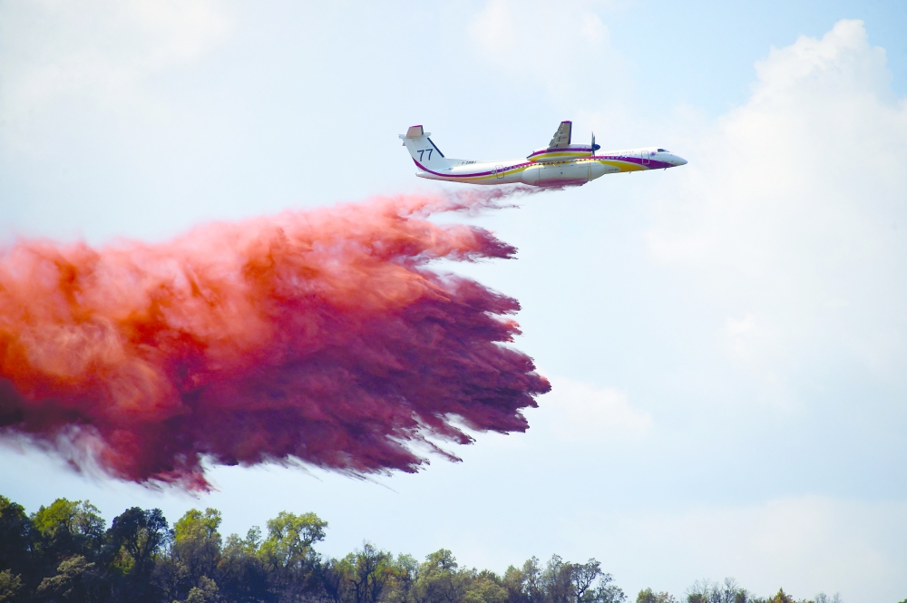 طائرة إطفاء ترش موادا مانعة للحرائق في جنوب فرنسا.  "أ ف ب"
