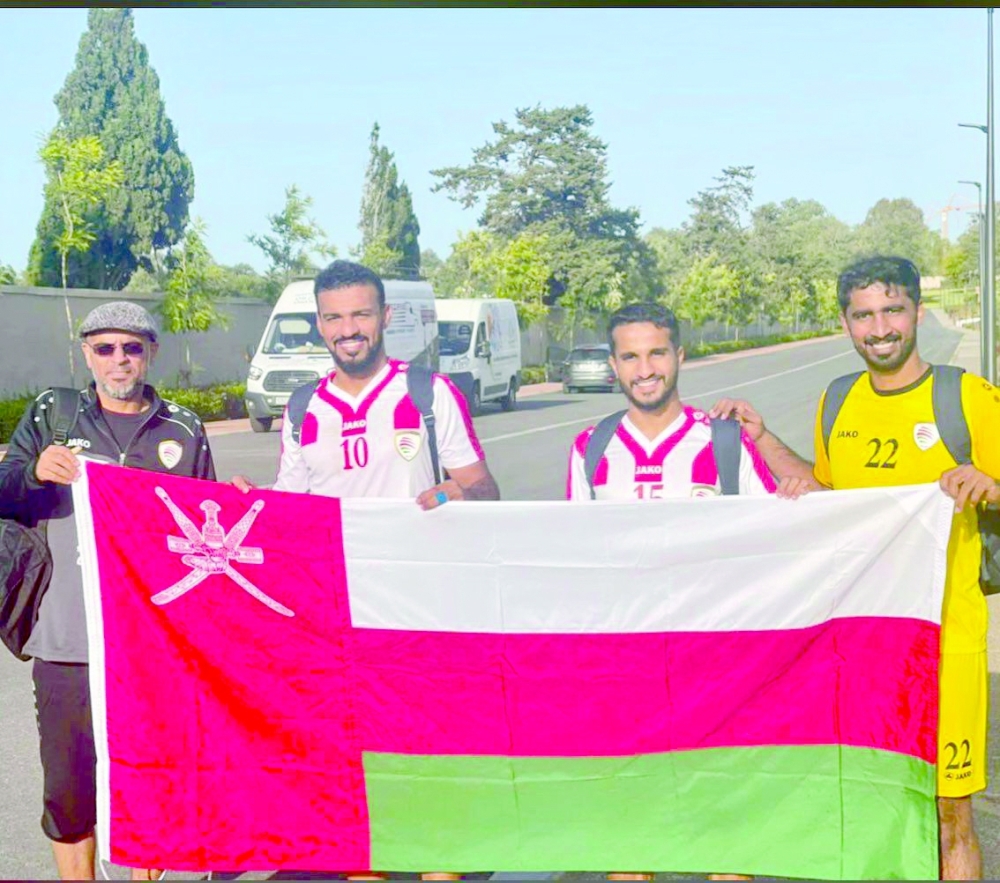 نبيل البلوشي مع بعض نجوم المنتخب 