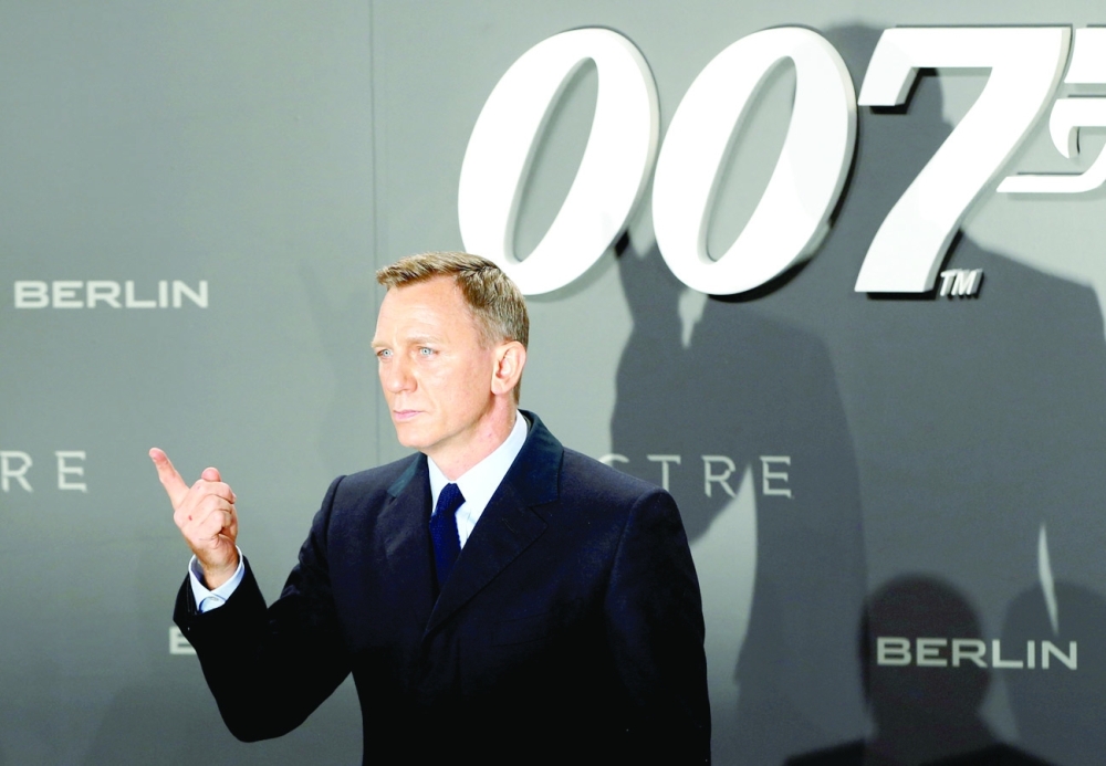 الممثل دانييل كريغ يقف أمام المصورين على السجادة الحمراء