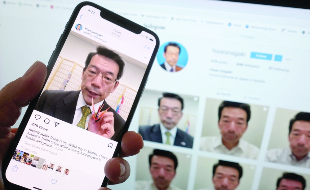 الدبلوماسي الياباني يحمل طائرا ورقيا عبر صفحته على الإنستجرام