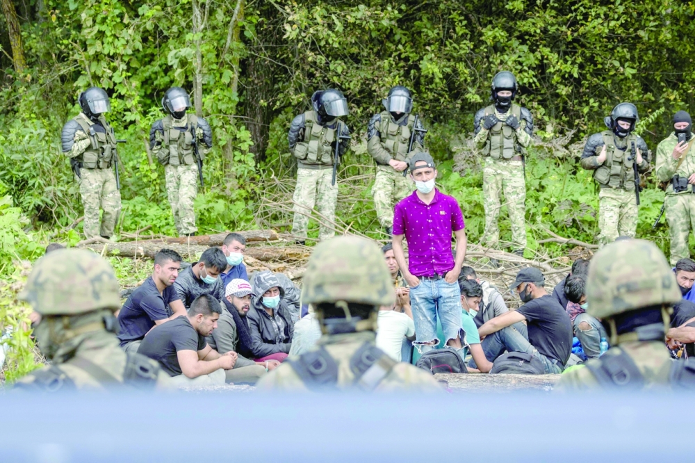 مجموعة من المهاجرين يحاولون تأكيد رغبتهم في التقدم بطلب للحصول على الحماية الدولية في بولندا لمحامين بولنديين متطوعين في  شمال شرق بولندا ، الواقعة بالقرب من الحدود مع بيلاروسيا