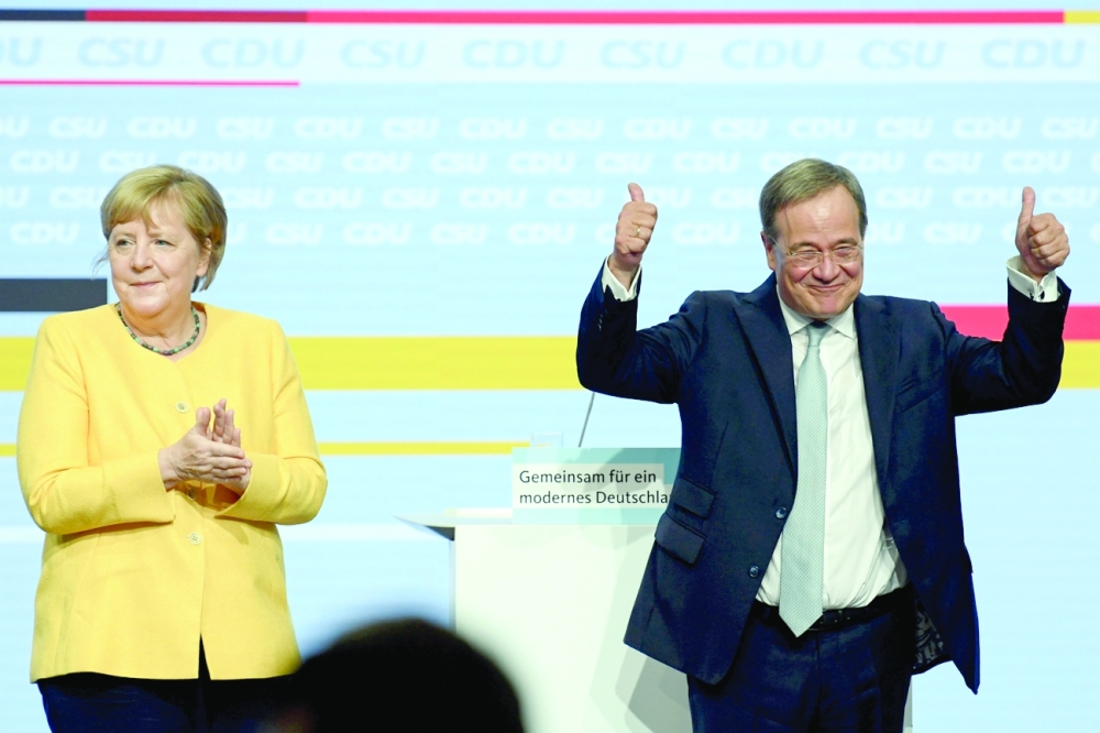 المرشح لمنصب مستشار حزب الاتحاد الديمقراطي المسيحي / الاتحاد الاجتماعي المسيحي أرمين لاشيت إلى جوار المستشارة الألمانية أنجيلا ميركل قبل الانتخابات