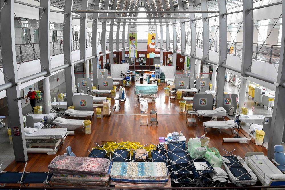 أسرّة ونقالات معدة لاستيعاب ما يصل إلى 48 مريضًا في قاعة مستشفى بولينيزيا الفرنسي تاون في بابيتي. يبدو أن نسخة دلتا، عادت بعنف غير مسبوق