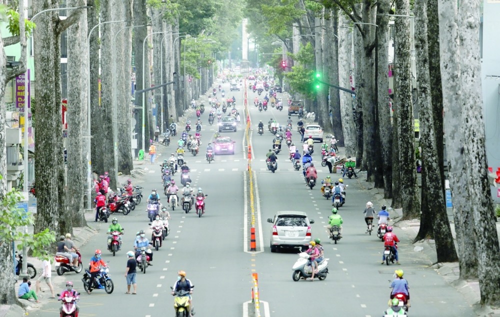 منظر يُظهر حركة مرور منخفضة في أحد شوارع مدينة هوشي منه، وسط تفشي الوباء في فيتنام