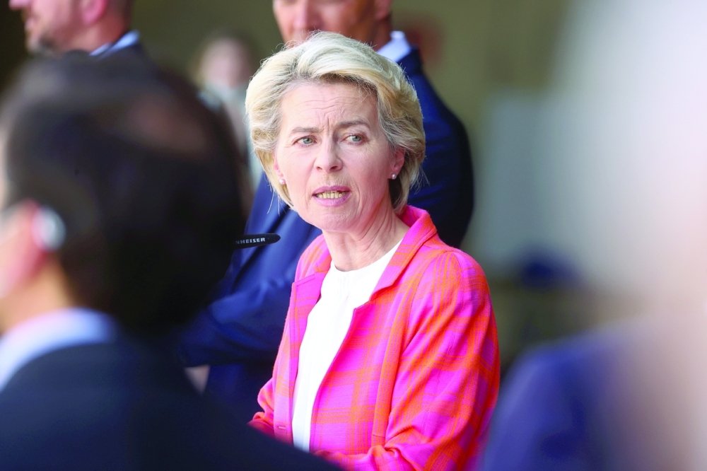 رئيسة المفوضية الأوروبية أورسولا فون دير لاين تتحدث أثناء حضورها مؤتمرا صحفيا في اسبانيا 