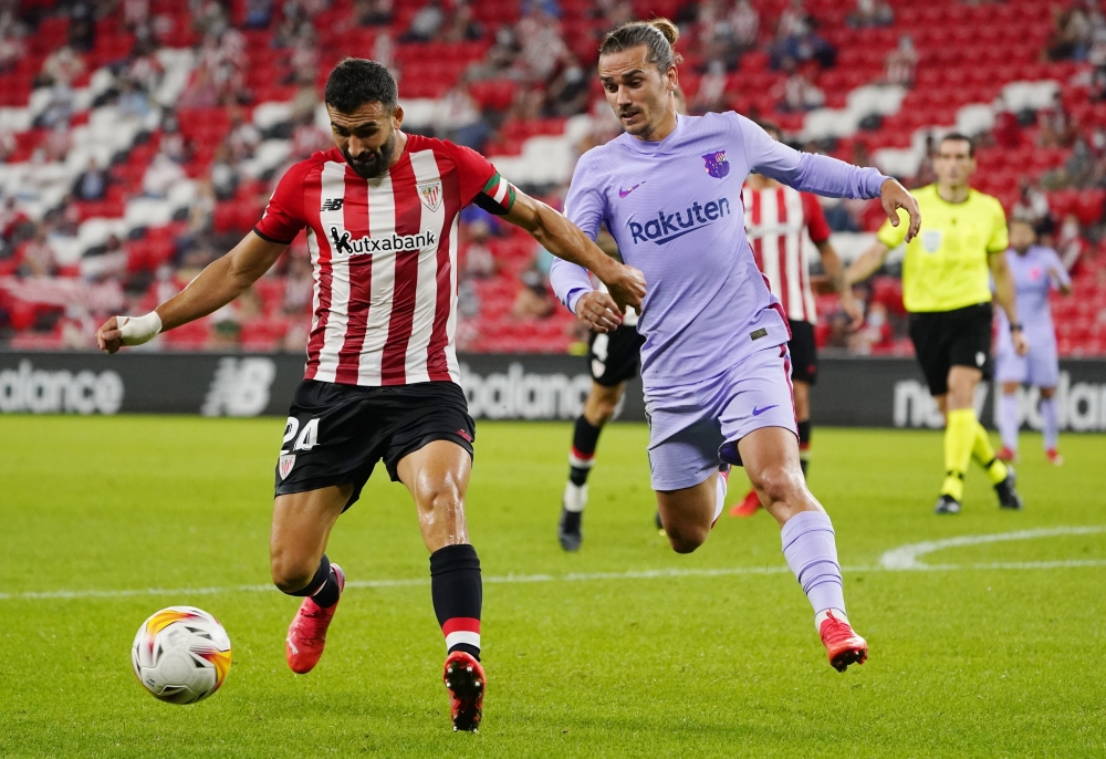 ميكيل لاعب أتليتيك بلباو في مواجهة مع جريزمان لاعب برشلونة