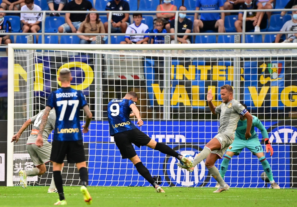 مهاجم إنتر ميلان إدين دزيكو يسدد الكرة في شباك جنوى