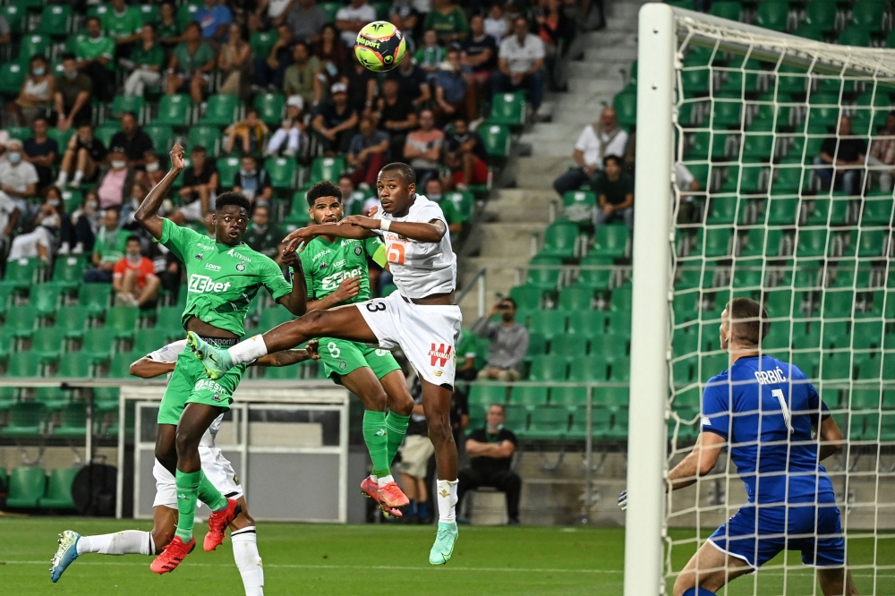 مدافع سانت إتيان سيدو سو يسجل هدفا في شباك نادي ليل