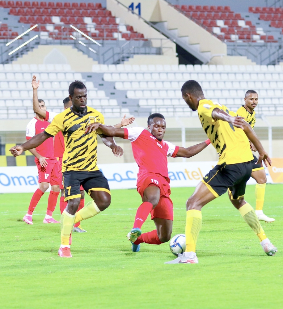 من لقاءات ظفار في دوري عمانتل الموسم الماضي