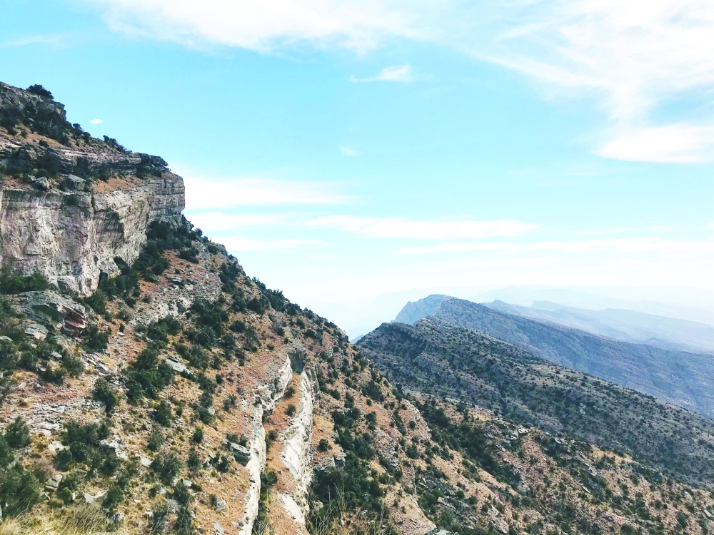 من المسير الجبلي إلى نقطة البوصلة بجبل شمس التي تعد من أنشطة المغامرة البرية بدون استعمال المحركات