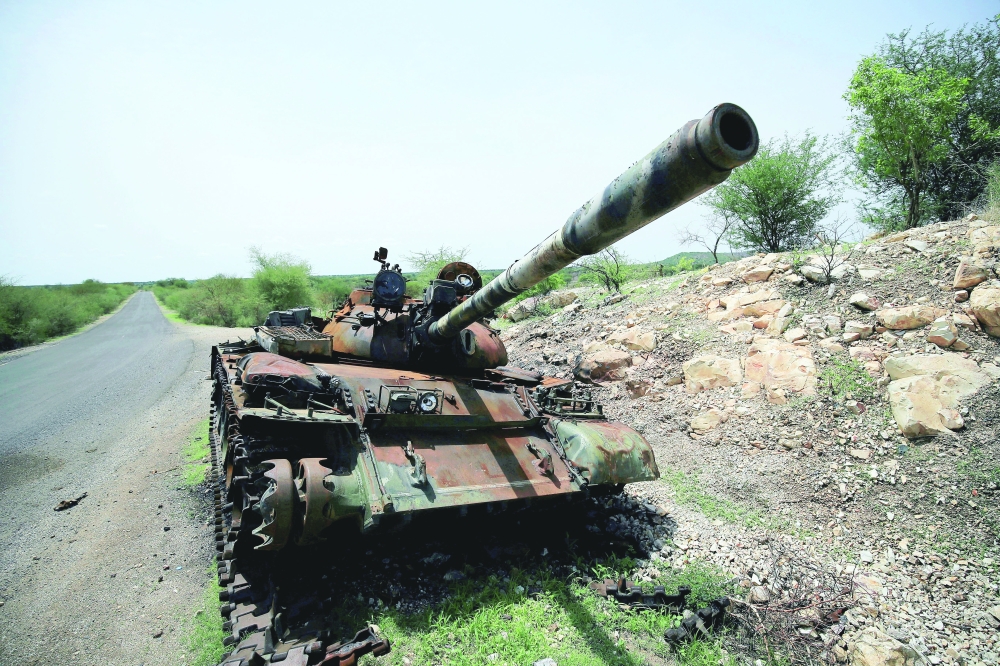 دبابة أصيبت بأضرار خلال القتال بين قوات الدفاع الوطني الإثيوبية وقوات تيجراي الخاصة تقف على مشارف بلدة هوميرا في إثيوبيا في الأول من يوليو الماضي .رويترز 