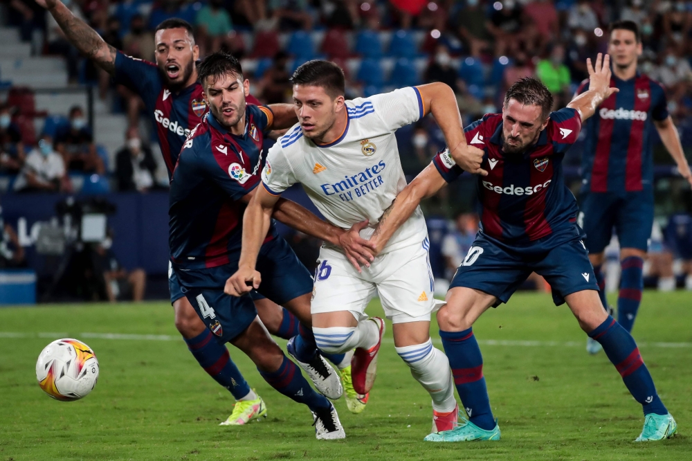 مدافعو ليفانتي يعرقلون لاعب ريال مدريد لوكا مودريتش