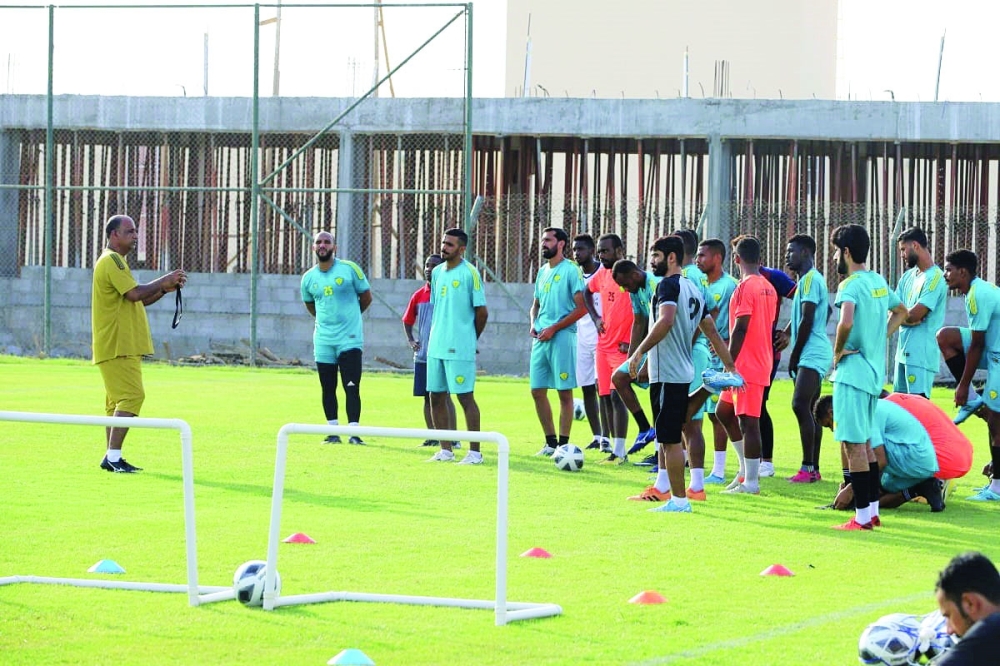 مدرب الفريق عبيد الجابري يوجه اللاعبين في الحصة التدريبية
