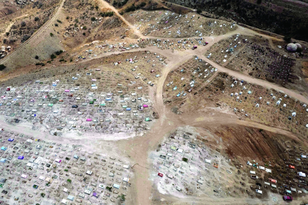 منظر جوي لمقابر جديدة حيث تعد المقبرة رقم 13 في تيخوانا ولاية باجا كاليفورنيا بالمكسيك. أ.ف.ب 