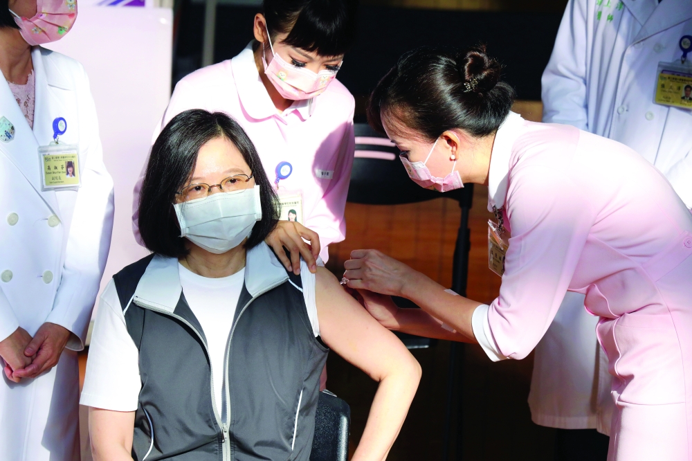  رئيسة تايوان اثناء تلقيها أول جرعة من لقاح مضاد لكوفيد19 محلي الصنع. رويترز 