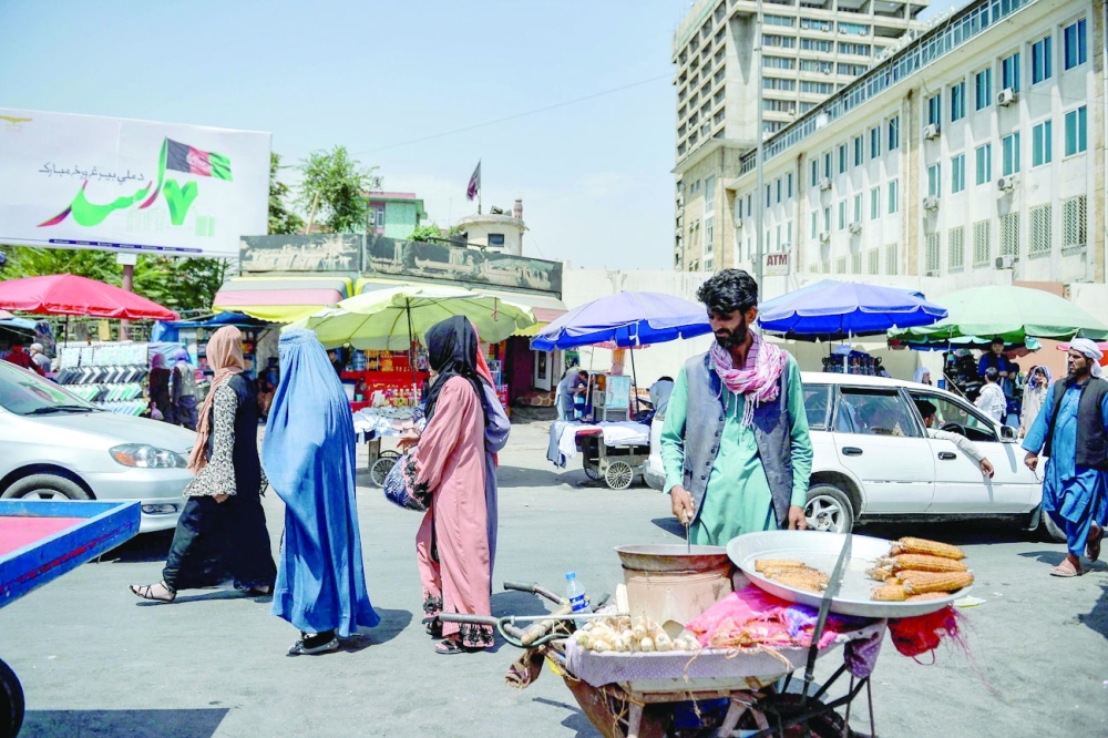 نساء أفغانيات يرتدين البرقع يتسوقن في منطقة سوق في كابول  بعد سيطرة طالبان أ.ف.ب