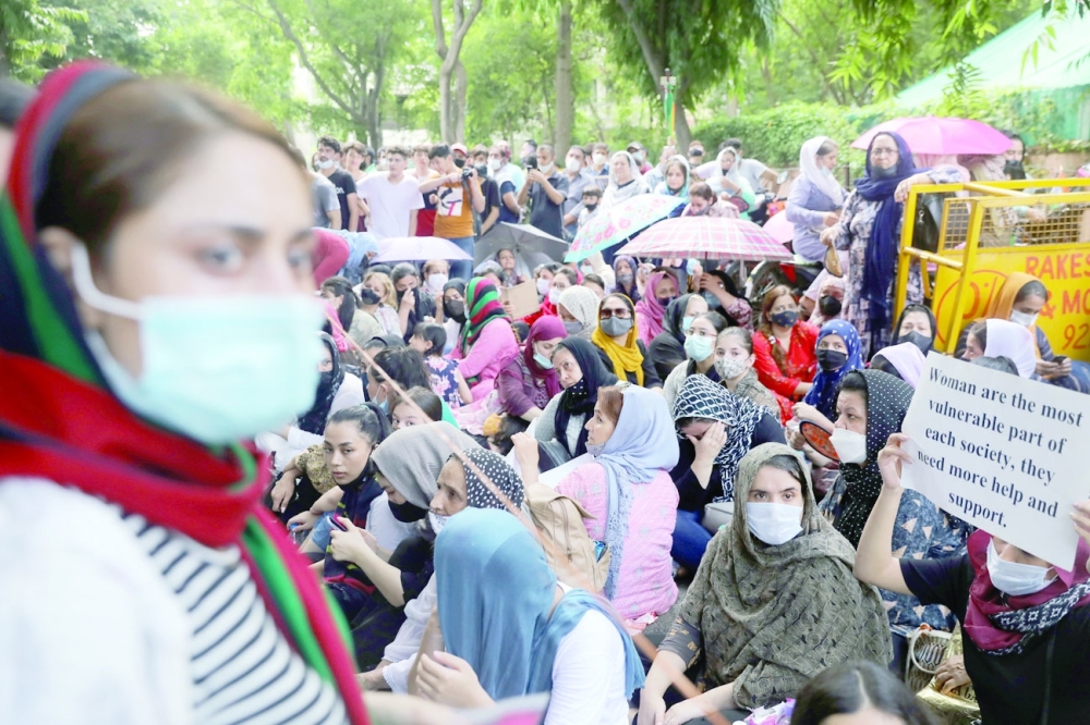 محتجون خارج مكتب المفوضية السامية للأمم المتحدة لشؤون اللاجئين في نيودلهي لحث المجتمع الدولي على مساعدة اللاجئين الأفغان .رويترز