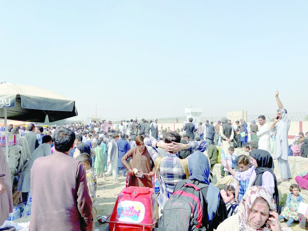 منظر عام لحشود الناس بالقرب من المطار في كابول ، أمس.رويترز
