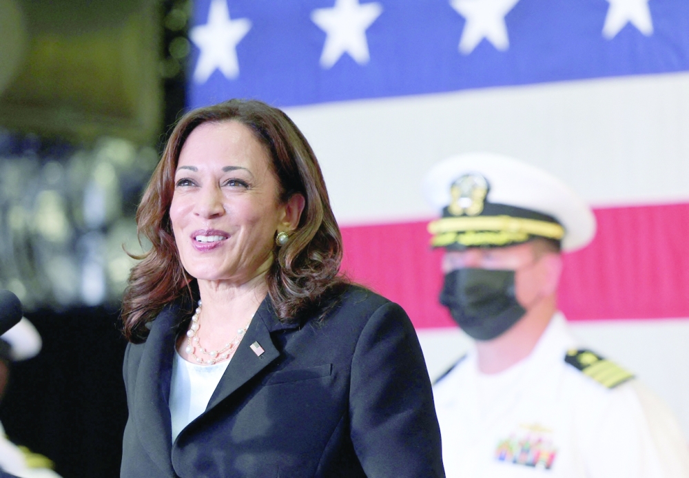 نائبة الرئيس الأمريكي ، كامالا هاريس ، تتحدث إلى القوات الأمريكية أثناء زيارتها لحاملة الطائرات يو إس إس تولسا في سنغافورة.ا.ف.ب