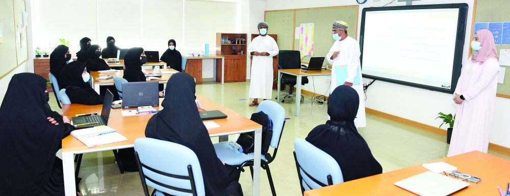 من زيارة قاعات المقابلات الفنية الافتراضية 