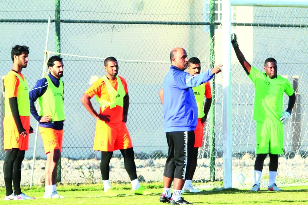 عبيد الجابري يوجه اللاعبين في التدريبات