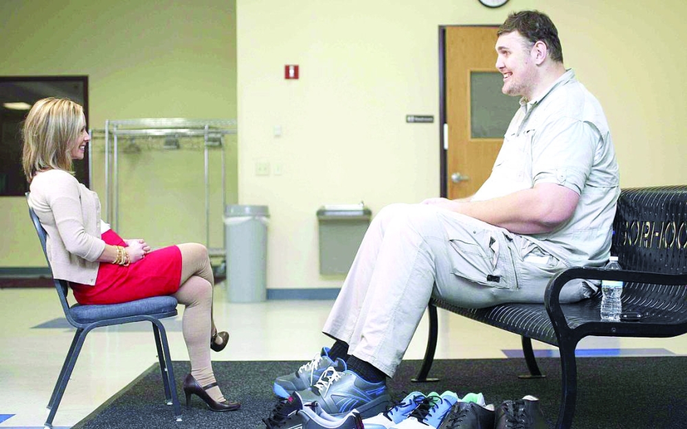 "إيغور فوفكوفينسكي" يجلس مقابل امرأة تحاوره