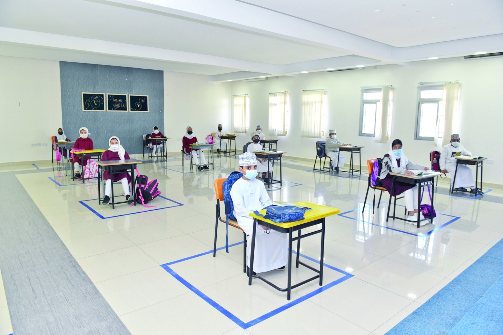 صورة أرشيفية من داخل الفصول الدراسية في العام الماضي، مظهرة تطبيق إجراءات التباعد بين الطلبة بمقاعد الدراسة