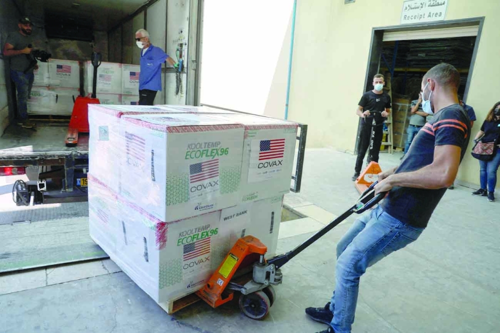 وصول شحنة لقاحات مقدمة من اليونيسف، الى شرق مدينة نابلس بالضفة الغربية المحتلة، امس.  ا ف ب  