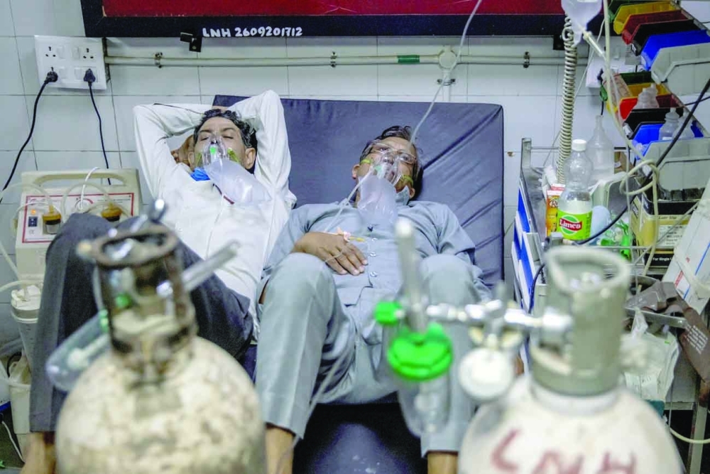 مرضى كوفيد يتلقون العلاج في مستشفى بنيودلهي، أخذت الصورة بتاريخ 15 أبريل 2021.                      رويترز 